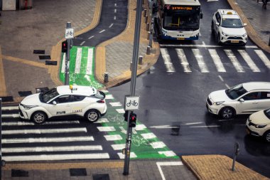 Tel Aviv, İsrail, 29 Aralık 2025. Tel Aviv sokaklarından geçen bir taksi. Her gün şehir ulaşımı ve şehir hayatı.