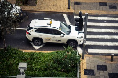 Tel Aviv, İsrail, 29 Aralık 2025. Tel Aviv sokaklarından geçen bir taksi. Her gün şehir ulaşımı ve şehir hayatı.