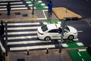 Tel Aviv, İsrail, 29 Aralık 2025. Tel Aviv sokaklarından geçen bir taksi. Her gün şehir ulaşımı ve şehir hayatı.