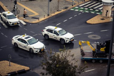 Tel Aviv, İsrail, 29 Aralık 2025. Tel Aviv sokaklarından geçen bir taksi. Her gün şehir ulaşımı ve şehir hayatı.