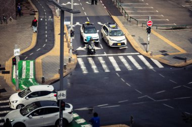 Tel Aviv, İsrail, 29 Aralık 2025. Tel Aviv sokaklarından geçen bir taksi. Her gün şehir ulaşımı ve şehir hayatı.