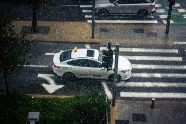 Tel Aviv, İsrail, 29 Aralık 2025. Tel Aviv sokaklarından geçen bir taksi. Her gün şehir ulaşımı ve şehir hayatı.