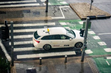 Tel Aviv, İsrail, 29 Aralık 2025. Tel Aviv sokaklarından geçen bir taksi. Her gün şehir ulaşımı ve şehir hayatı.