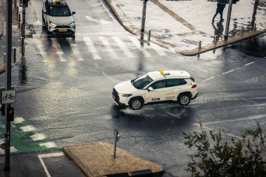 Tel Aviv, İsrail, 29 Aralık 2025. Tel Aviv sokaklarından geçen bir taksi. Her gün şehir ulaşımı ve şehir hayatı.