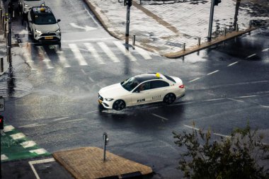 Tel Aviv, İsrail, 29 Aralık 2025. Tel Aviv sokaklarından geçen bir taksi. Her gün şehir ulaşımı ve şehir hayatı.