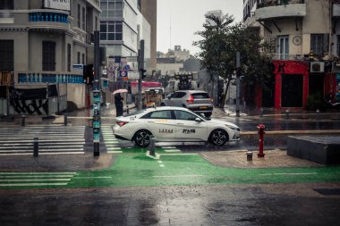 Tel Aviv, İsrail, 29 Aralık 2025. Tel Aviv sokaklarından geçen bir taksi. Her gün şehir ulaşımı ve şehir hayatı.