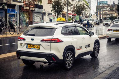 Tel Aviv, İsrail, 29 Aralık 2025. Tel Aviv sokaklarından geçen bir taksi. Her gün şehir ulaşımı ve şehir hayatı.