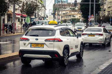 Tel Aviv, İsrail, 29 Aralık 2025. Tel Aviv sokaklarından geçen bir taksi. Her gün şehir ulaşımı ve şehir hayatı.