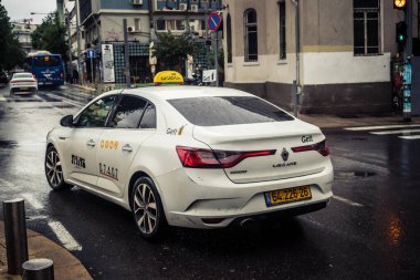 Tel Aviv, İsrail, 29 Aralık 2025. Tel Aviv sokaklarından geçen bir taksi. Her gün şehir ulaşımı ve şehir hayatı.