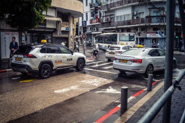 Tel Aviv, İsrail, 29 Aralık 2025. Tel Aviv sokaklarından geçen bir taksi. Her gün şehir ulaşımı ve şehir hayatı.