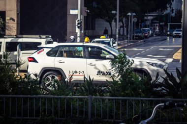 Tel Aviv, İsrail, 29 Aralık 2025. Tel Aviv sokaklarından geçen bir taksi. Her gün şehir ulaşımı ve şehir hayatı.