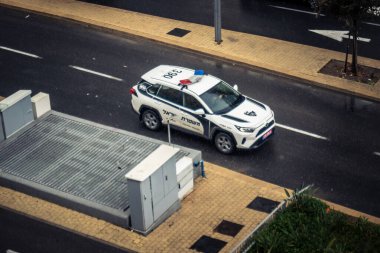 Tel Aviv, İsrail, 29 Aralık 2025. İsrail polis arabası İsrail 'de Tel Aviv sokaklarında devriye geziyor.