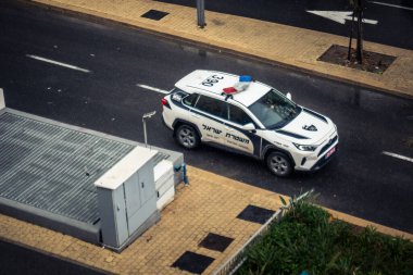 Tel Aviv, İsrail, 29 Aralık 2025. İsrail polis arabası İsrail 'de Tel Aviv sokaklarında devriye geziyor.