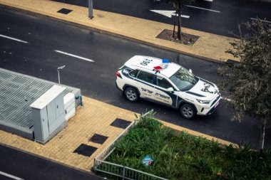 Tel Aviv, İsrail, 29 Aralık 2025. İsrail polis arabası İsrail 'de Tel Aviv sokaklarında devriye geziyor.