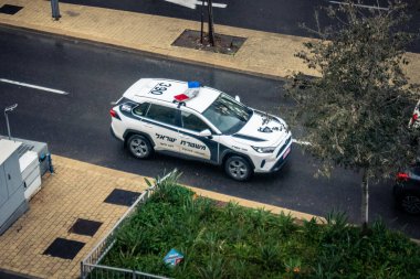 Tel Aviv, İsrail, 29 Aralık 2025. İsrail polis arabası İsrail 'de Tel Aviv sokaklarında devriye geziyor.
