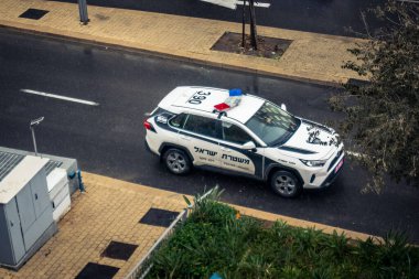 Tel Aviv, İsrail, 29 Aralık 2025. İsrail polis arabası İsrail 'de Tel Aviv sokaklarında devriye geziyor.