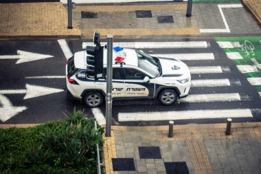 Tel Aviv, İsrail, 29 Aralık 2025. İsrail polis arabası İsrail 'de Tel Aviv sokaklarında devriye geziyor.