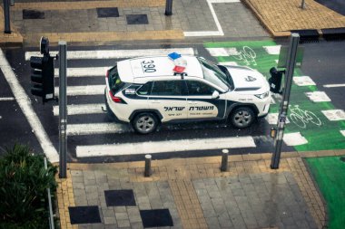 Tel Aviv, İsrail, 29 Aralık 2025. İsrail polis arabası İsrail 'de Tel Aviv sokaklarında devriye geziyor.