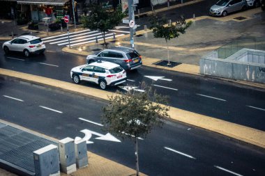 Tel Aviv, İsrail, 29 Aralık 2025. İsrail polis arabası İsrail 'de Tel Aviv sokaklarında devriye geziyor.