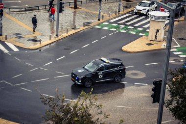 Tel Aviv, İsrail, 29 Aralık 2025. İsrail polis arabası İsrail 'de Tel Aviv sokaklarında devriye geziyor.