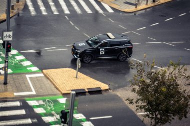 Tel Aviv, İsrail, 29 Aralık 2025. İsrail polis arabası İsrail 'de Tel Aviv sokaklarında devriye geziyor.