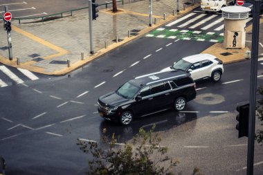 Tel Aviv, İsrail, 29 Aralık 2025. İsrail polis arabası İsrail 'de Tel Aviv sokaklarında devriye geziyor.