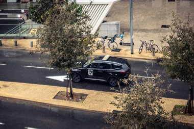 Tel Aviv, İsrail, 29 Aralık 2025. İsrail polis arabası İsrail 'de Tel Aviv sokaklarında devriye geziyor.