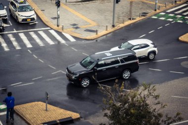 Tel Aviv, İsrail, 29 Aralık 2025. İsrail polis arabası İsrail 'de Tel Aviv sokaklarında devriye geziyor.