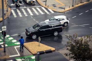 Tel Aviv, İsrail, 29 Aralık 2025. İsrail polis arabası İsrail 'de Tel Aviv sokaklarında devriye geziyor.