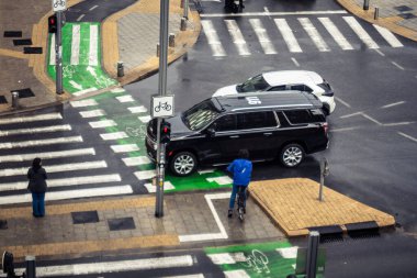 Tel Aviv, İsrail, 29 Aralık 2025. İsrail polis arabası İsrail 'de Tel Aviv sokaklarında devriye geziyor.