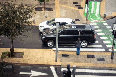 Tel Aviv, İsrail, 29 Aralık 2025. İsrail polis arabası İsrail 'de Tel Aviv sokaklarında devriye geziyor.