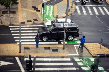 Tel Aviv, İsrail, 29 Aralık 2025. İsrail polis arabası İsrail 'de Tel Aviv sokaklarında devriye geziyor.