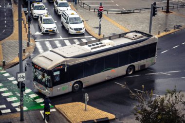 Tel Aviv, İsrail, 29 Aralık 2025. Tel Aviv sokaklarından geçen bir otobus. Her gün şehir ulaşımı ve şehir hayatı.