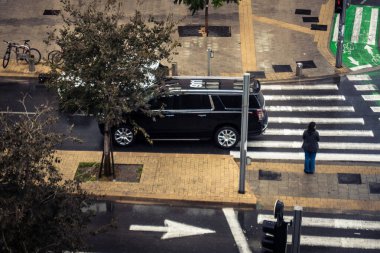 Tel Aviv, İsrail, 29 Aralık 2025. İsrail polis arabası İsrail 'de Tel Aviv sokaklarında devriye geziyor.