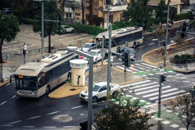 Tel Aviv, İsrail, 29 Aralık 2025. Tel Aviv sokaklarından geçen bir otobus. Her gün şehir ulaşımı ve şehir hayatı.