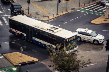 Tel Aviv, İsrail, 29 Aralık 2025. Tel Aviv sokaklarından geçen bir otobus. Her gün şehir ulaşımı ve şehir hayatı.