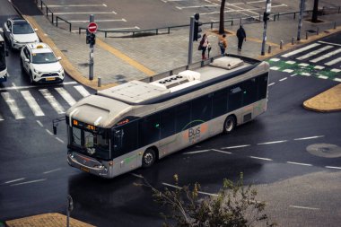 Tel Aviv, İsrail, 29 Aralık 2025. Tel Aviv sokaklarından geçen bir otobus. Her gün şehir ulaşımı ve şehir hayatı.