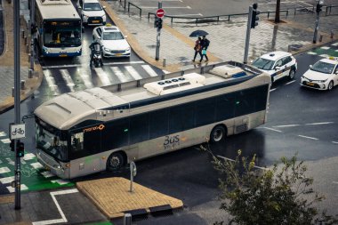 Tel Aviv, İsrail, 29 Aralık 2025. Tel Aviv sokaklarından geçen bir otobus. Her gün şehir ulaşımı ve şehir hayatı.