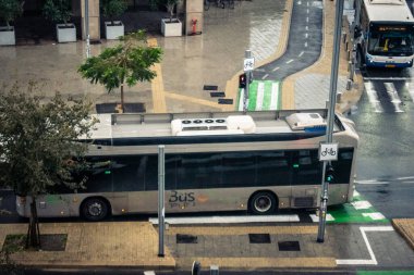 Tel Aviv, İsrail, 29 Aralık 2025. Tel Aviv sokaklarından geçen bir otobus. Her gün şehir ulaşımı ve şehir hayatı.