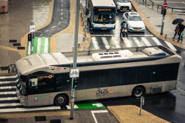 Tel Aviv, İsrail, 29 Aralık 2025. Tel Aviv sokaklarından geçen bir otobus. Her gün şehir ulaşımı ve şehir hayatı.