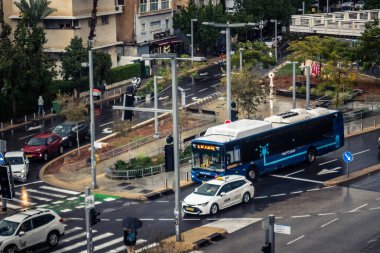 Tel Aviv, İsrail, 29 Aralık 2025. Tel Aviv sokaklarından geçen bir otobus. Her gün şehir ulaşımı ve şehir hayatı.