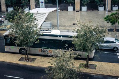 Tel Aviv, İsrail, 29 Aralık 2025. Tel Aviv sokaklarından geçen bir otobus. Her gün şehir ulaşımı ve şehir hayatı.