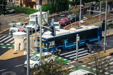 Tel Aviv, İsrail, 29 Aralık 2025. Tel Aviv sokaklarından geçen bir otobus. Her gün şehir ulaşımı ve şehir hayatı.