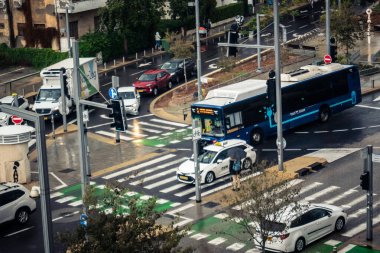 Tel Aviv, İsrail, 29 Aralık 2025. Tel Aviv sokaklarından geçen bir otobus. Her gün şehir ulaşımı ve şehir hayatı.