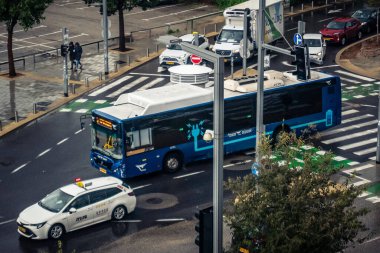 Tel Aviv, İsrail, 29 Aralık 2025. Tel Aviv sokaklarından geçen bir otobus. Her gün şehir ulaşımı ve şehir hayatı.