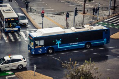 Tel Aviv, İsrail, 29 Aralık 2025. Tel Aviv sokaklarından geçen bir otobus. Her gün şehir ulaşımı ve şehir hayatı.