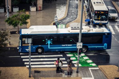 Tel Aviv, İsrail, 29 Aralık 2025. Tel Aviv sokaklarından geçen bir otobus. Her gün şehir ulaşımı ve şehir hayatı.