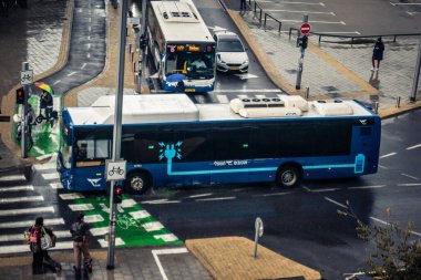 Tel Aviv, İsrail, 29 Aralık 2025. Tel Aviv sokaklarından geçen bir otobus. Her gün şehir ulaşımı ve şehir hayatı.