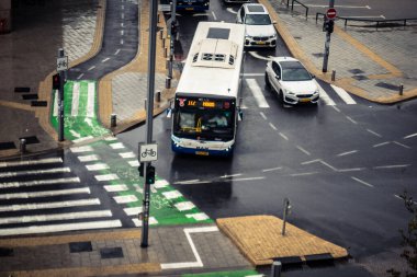 Tel Aviv, İsrail, 29 Aralık 2025. Tel Aviv sokaklarından geçen bir otobus. Her gün şehir ulaşımı ve şehir hayatı.
