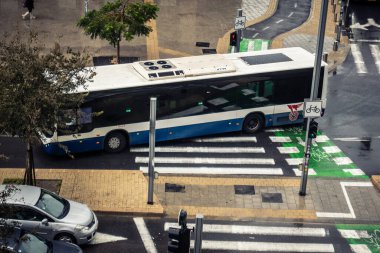 Tel Aviv, İsrail, 29 Aralık 2025. Tel Aviv sokaklarından geçen bir otobus. Her gün şehir ulaşımı ve şehir hayatı.